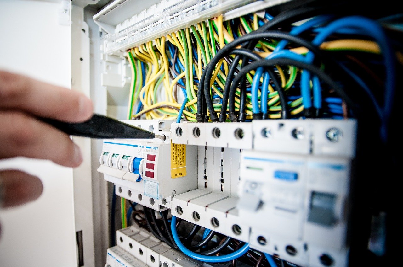 Pose de tableau électrique avec un électricien à Tarbes